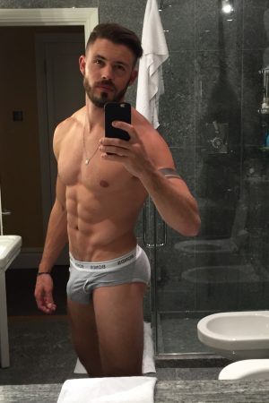 Tiens, ce reflet dans la vitrine, c’est moi ? Ouais, j’assume. Ce week-end, ça chauffe. Romain - rencontre-Gay-Fontenay-sous-Bois